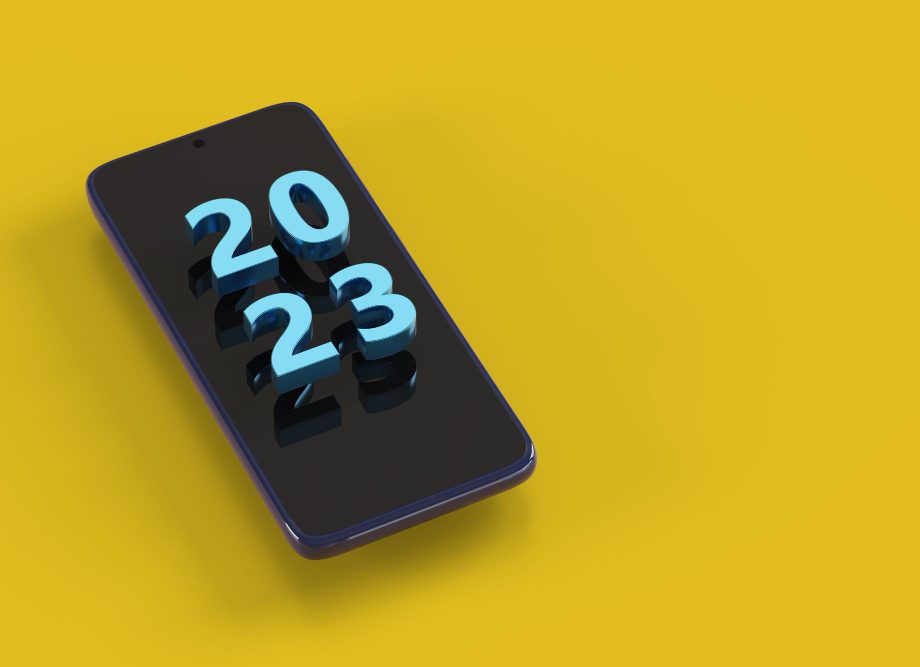 mobile-phone-with-2023-text-three-dimensions-new-year-concept-isometric-projection-3d-illustration